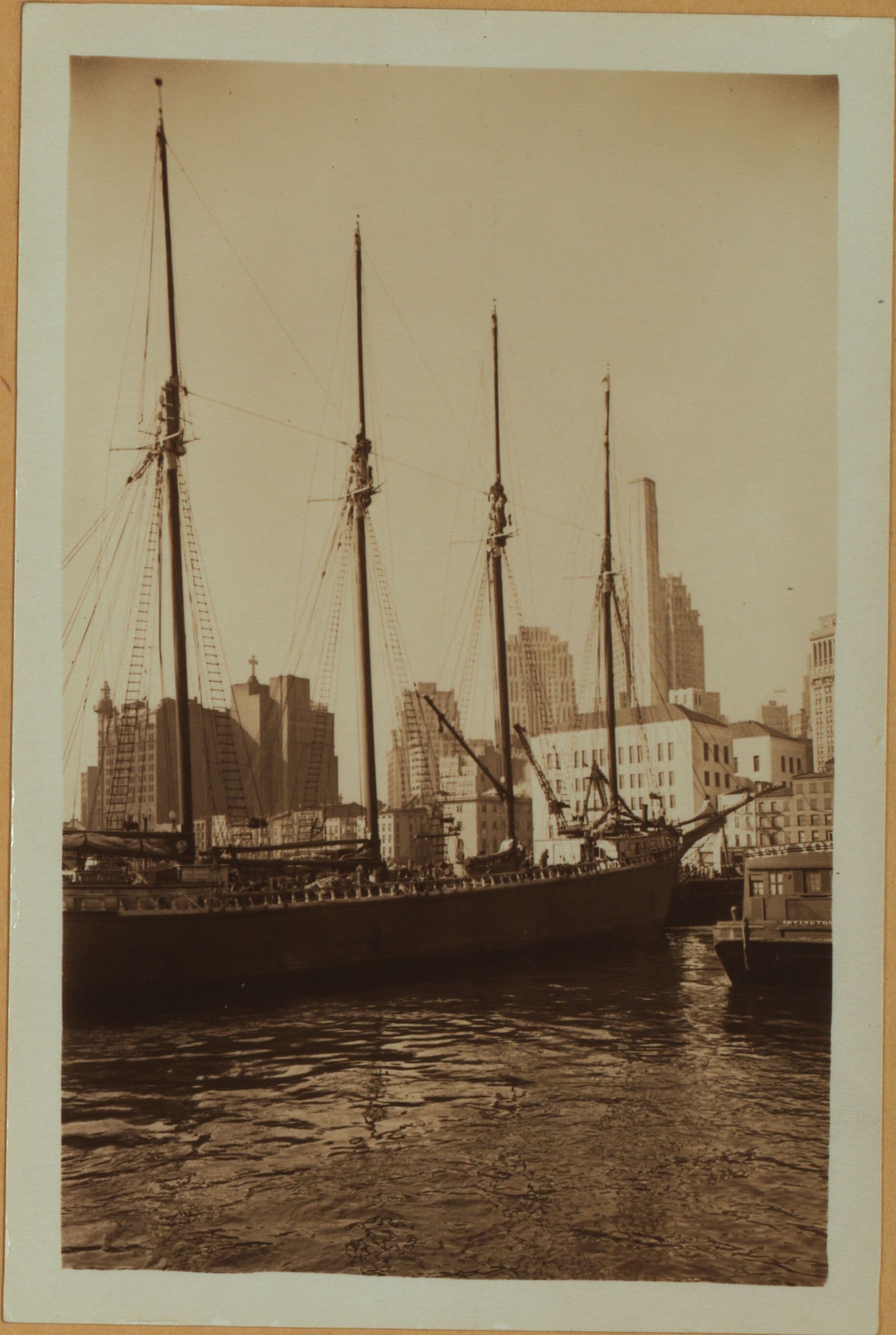 East River - shore and skyline ; South ferry ; Williamsburg bridge.