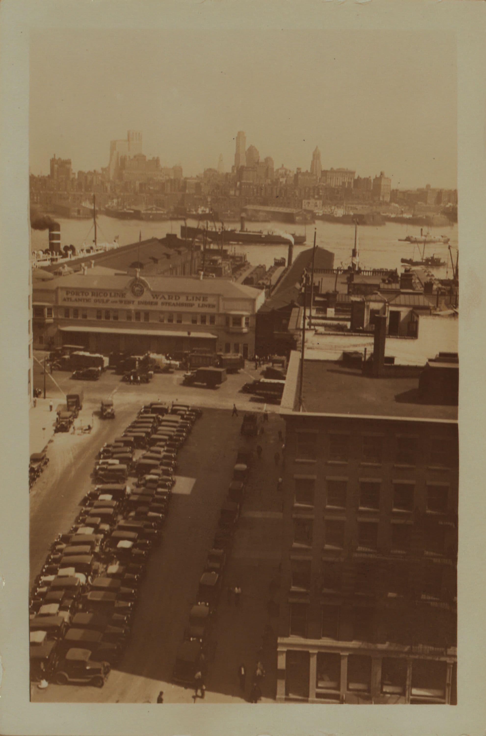 East River - Piers 13-14 - Manhattan - South Street - Wall Street - Maiden Lane - [American Sugar Refining Company; Bank of Manhattan; City Bank-Farmers Trust Company; 60 Wall Street Tower.]