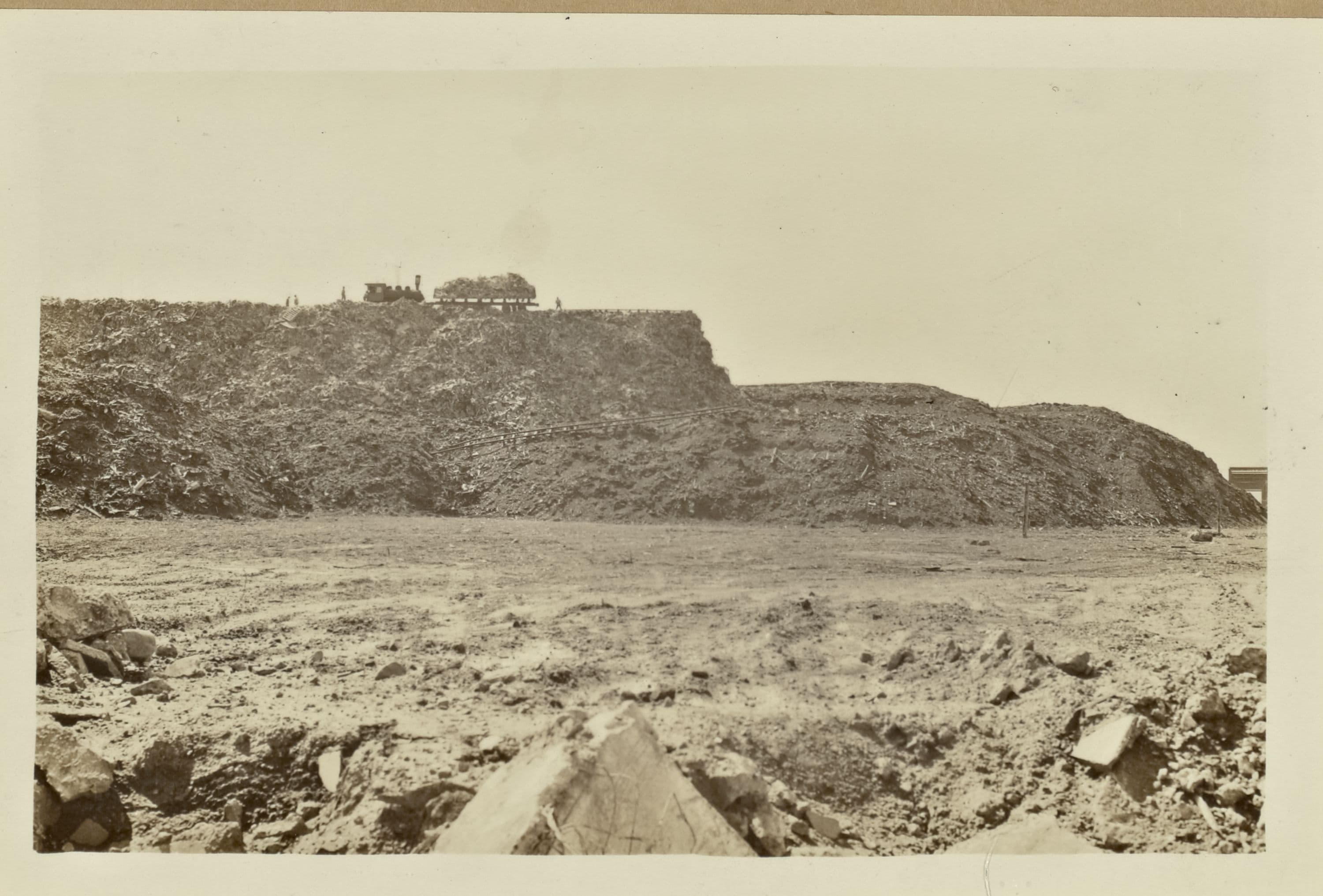 Islands - Rikers Island (North shore) - Refuse heaps.