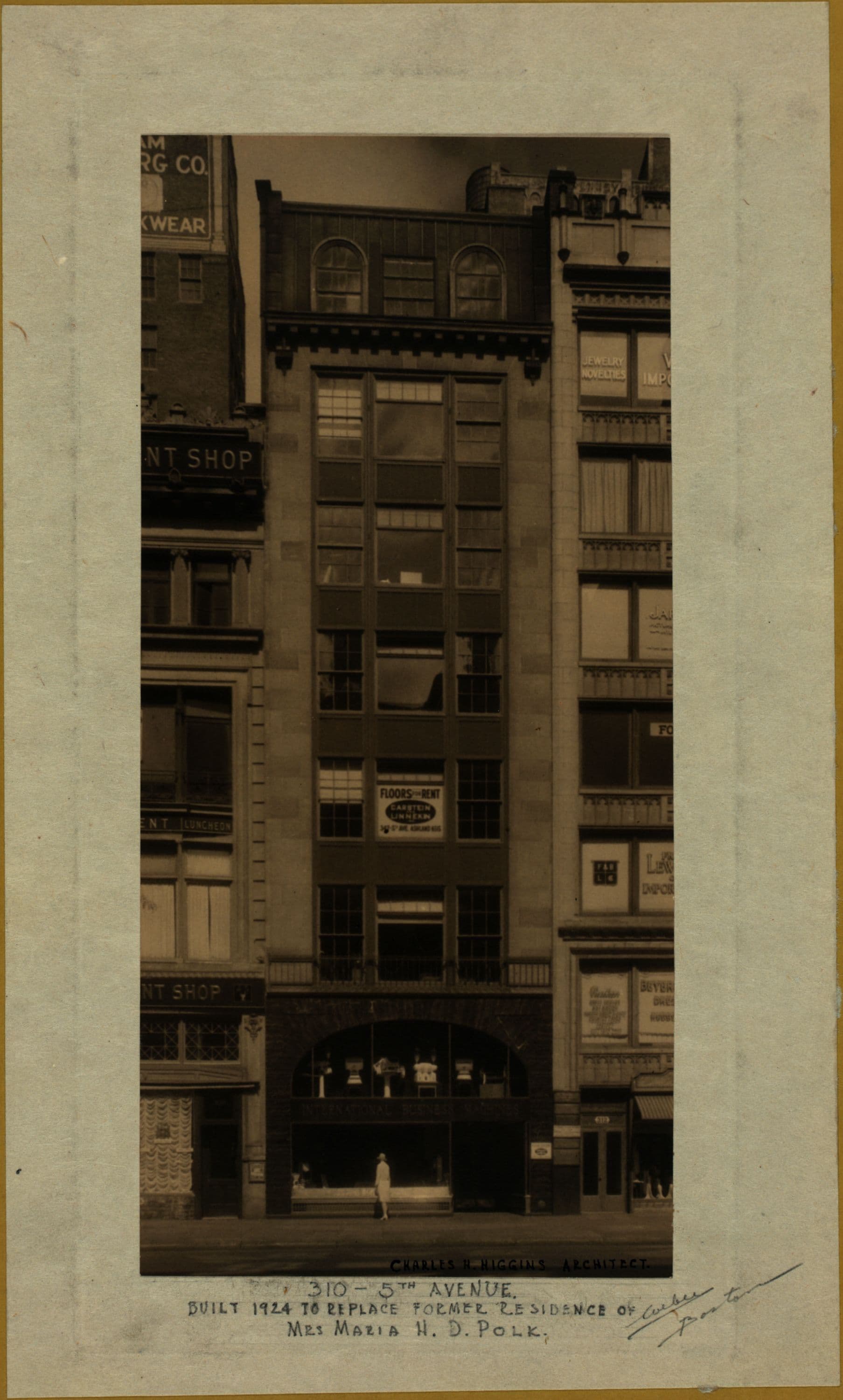 Manhattan: 5th Avenue - [Between 31st and 32nd Streets]