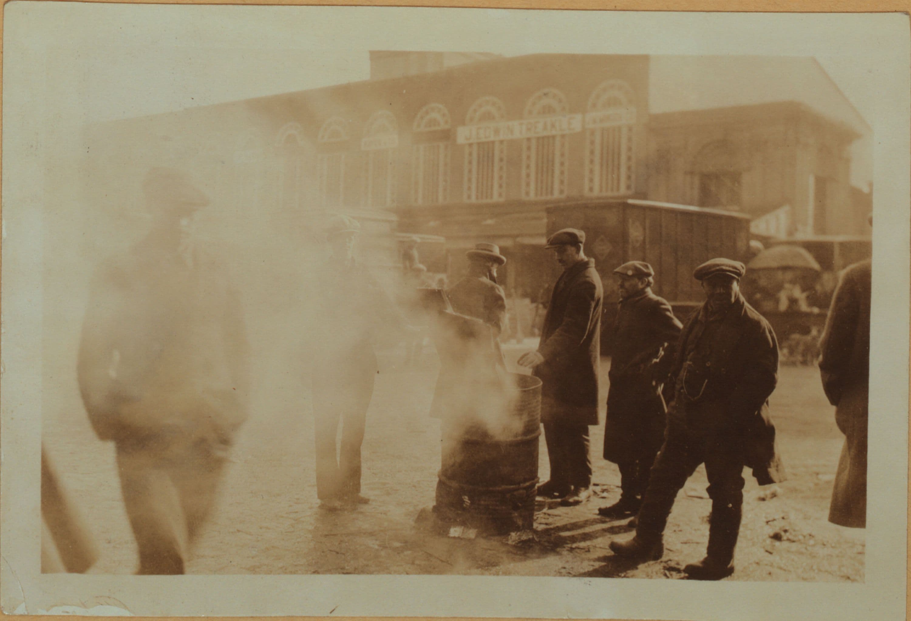 Fulton fish market - [Fish center on South Street.]