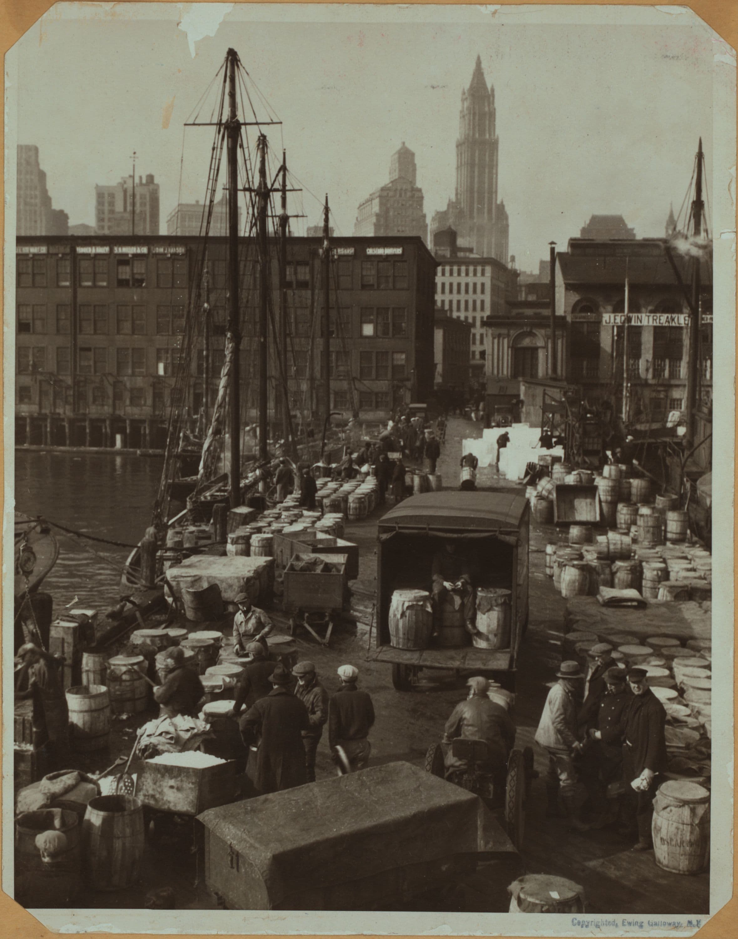 Fulton fish market in Manhattan - [North Dock - East River Pier No.18.], 1935
