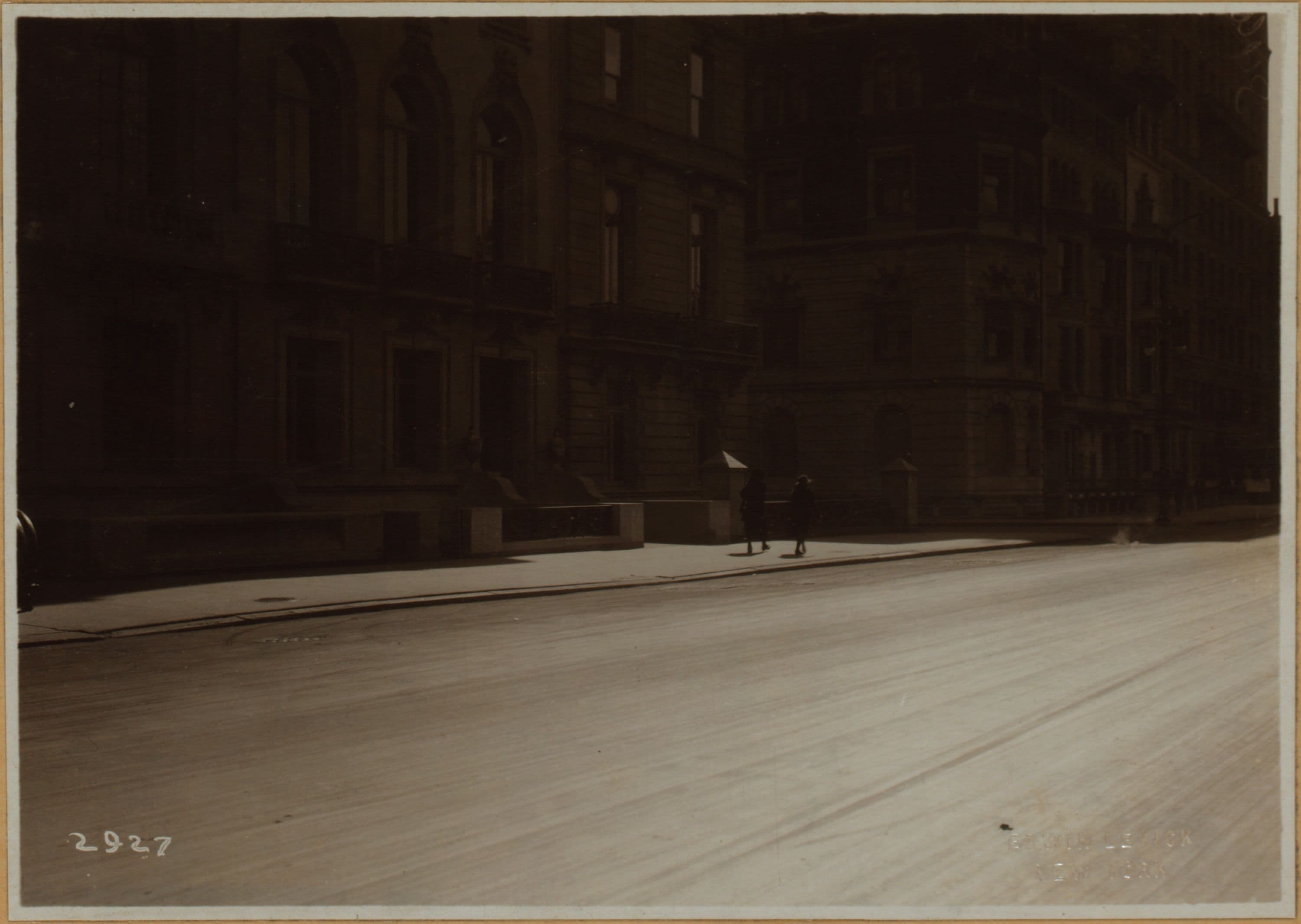 Manhattan: 5th Avenue - Between 64th and 65th Streets