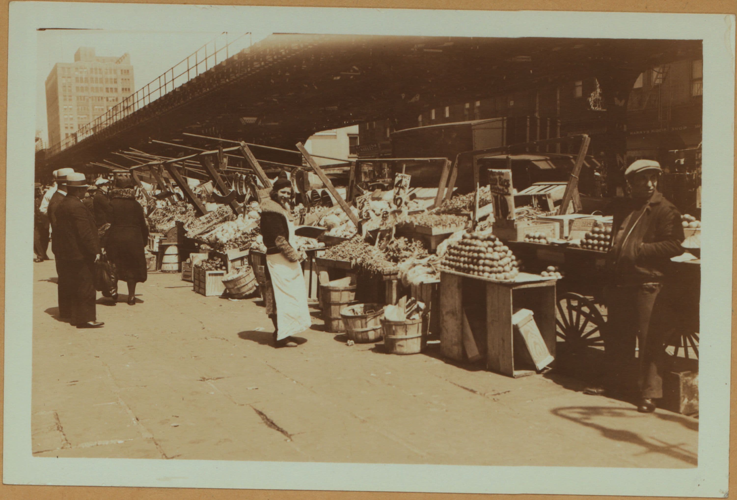Occupations - Peddlers - Food - Fruit and vegetables.