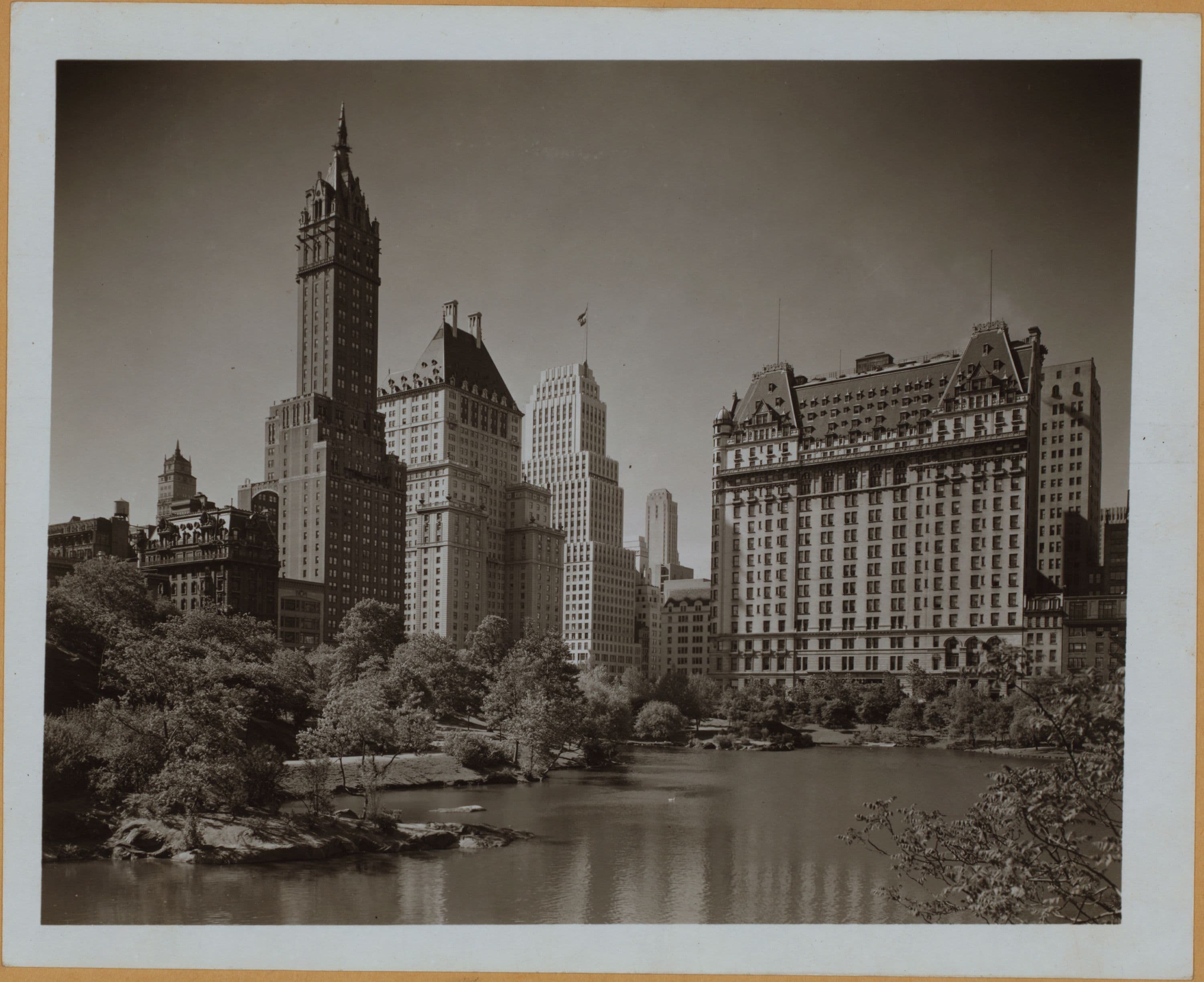 Manhattan: Central Park - The Pond.