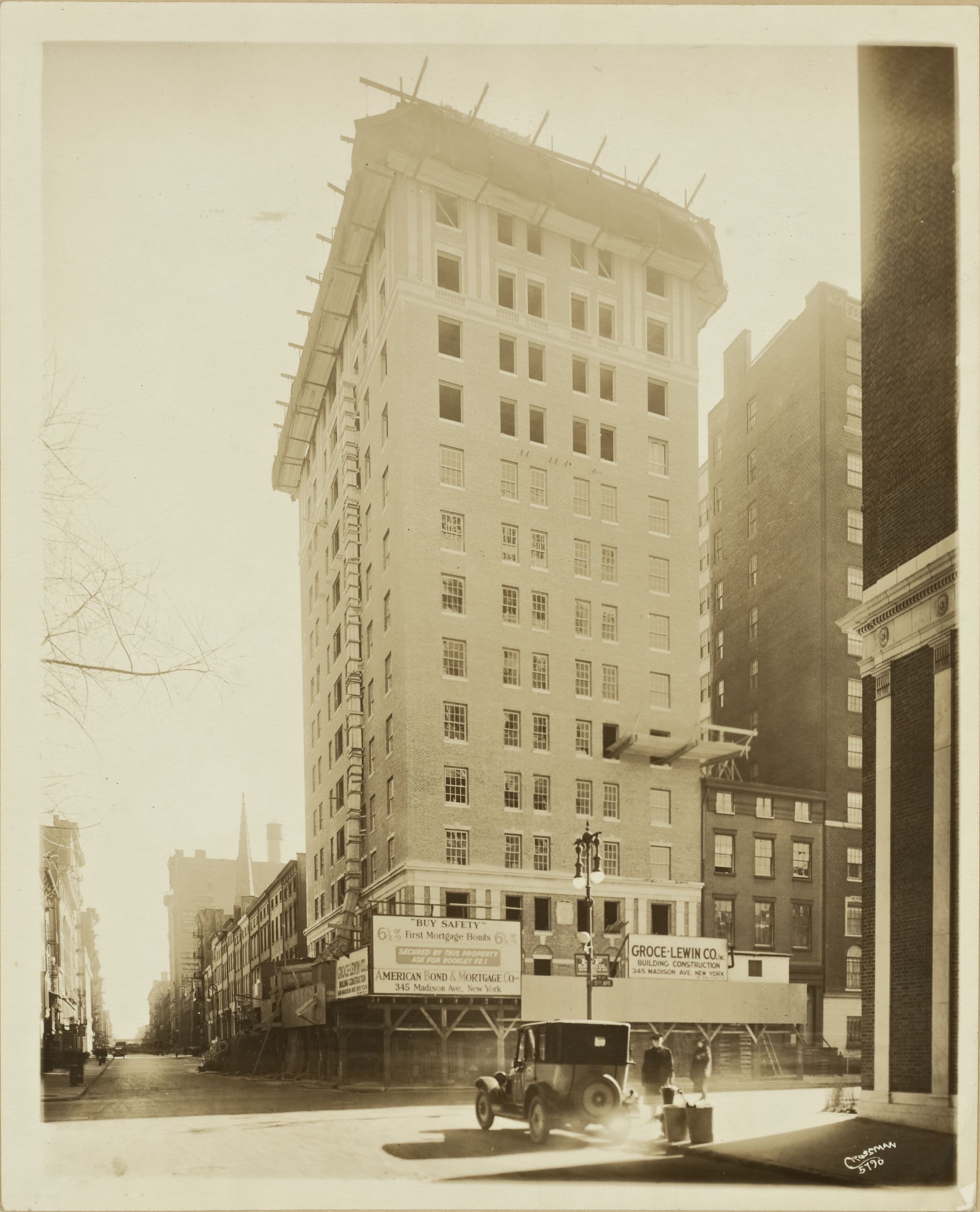 Manhattan: 5th Avenue - 10th Street, 1924