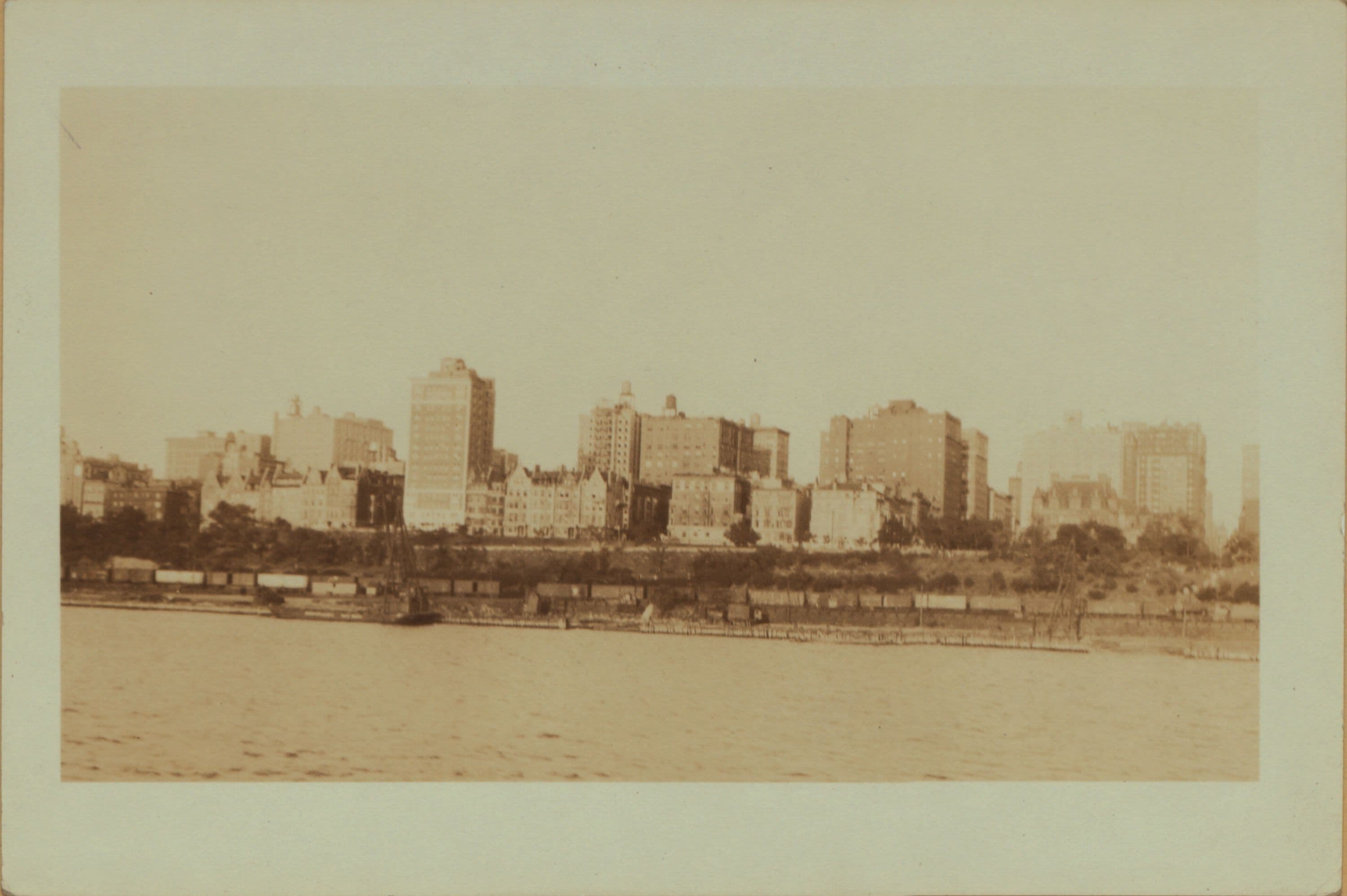 North (Hudson) River - Shore and skyline - Manhattan - 59th Street - George Washington Bridge.