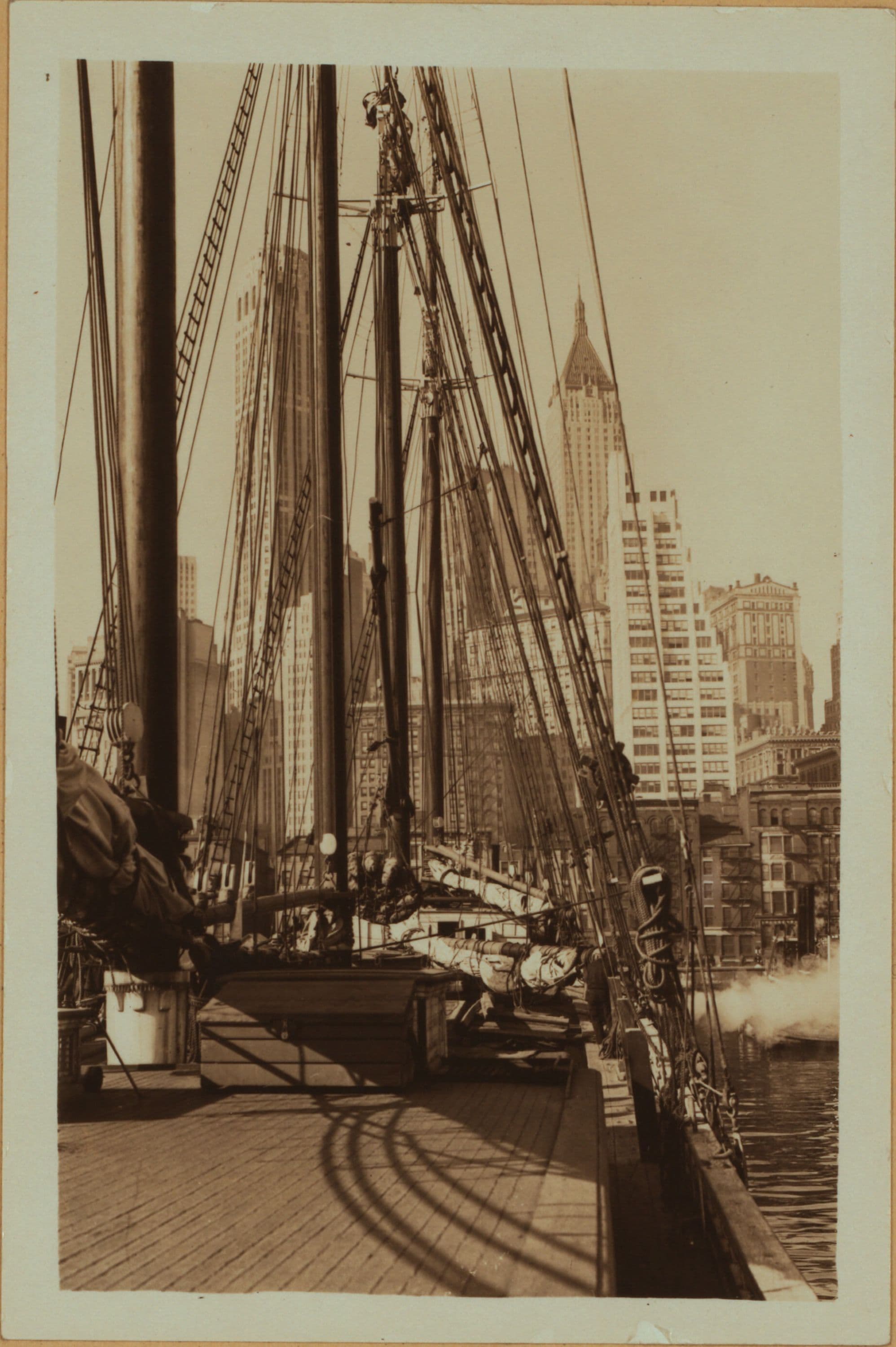 East River - shore and skyline ; South ferry ; Williamsburg bridge.