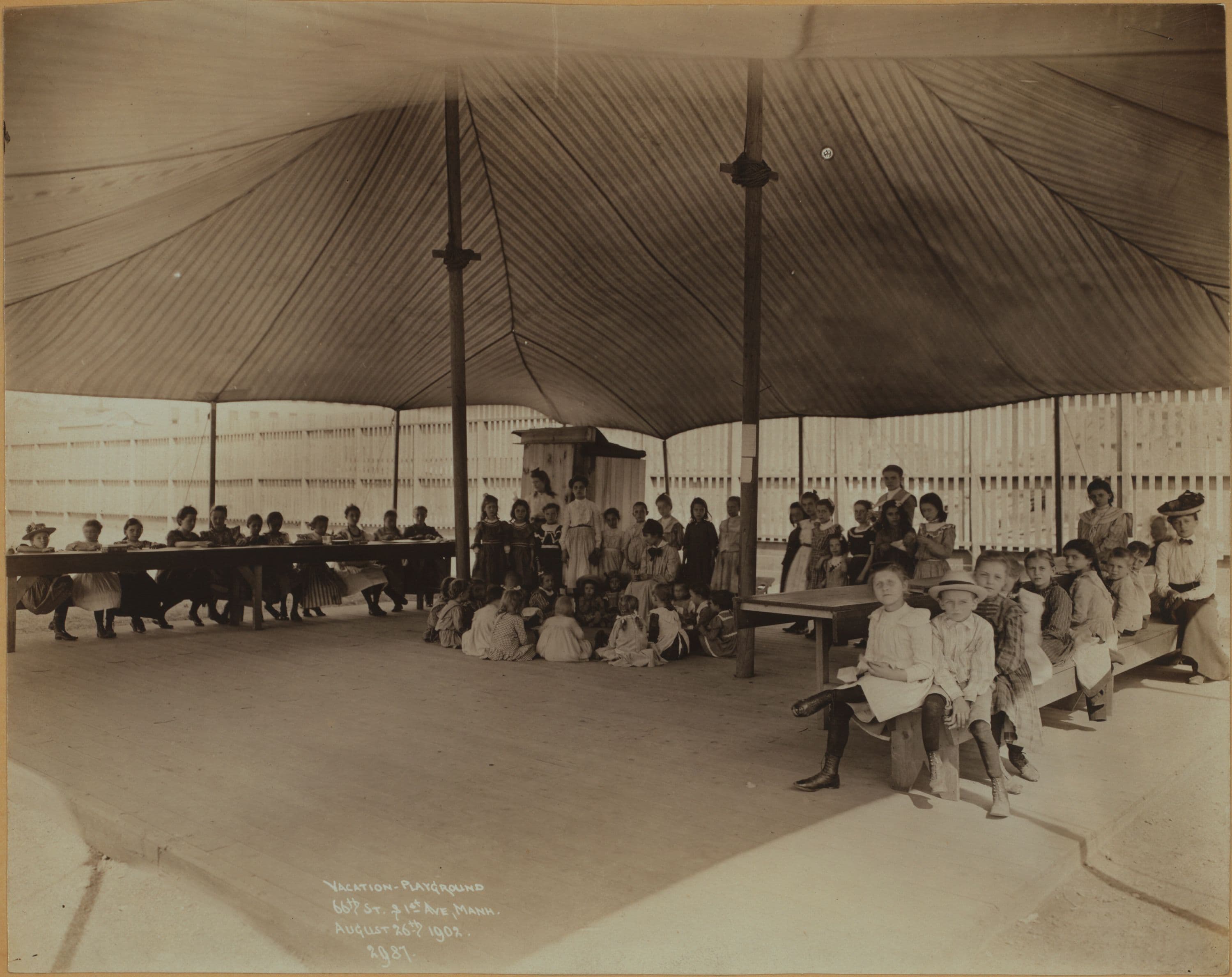 Recreation and hobbies - Children playing.