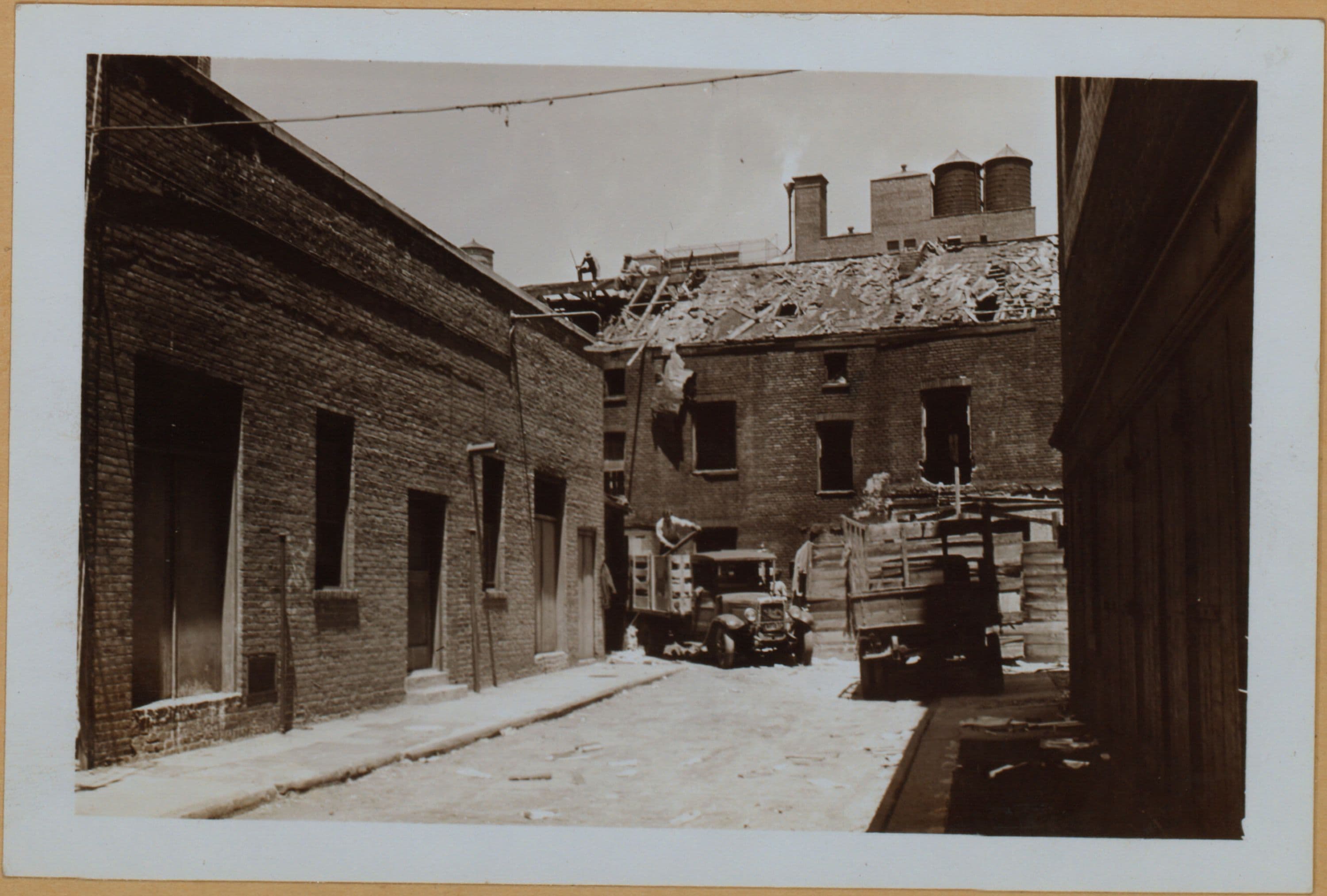 Manhattan: Extra Place - 1st Street (East)