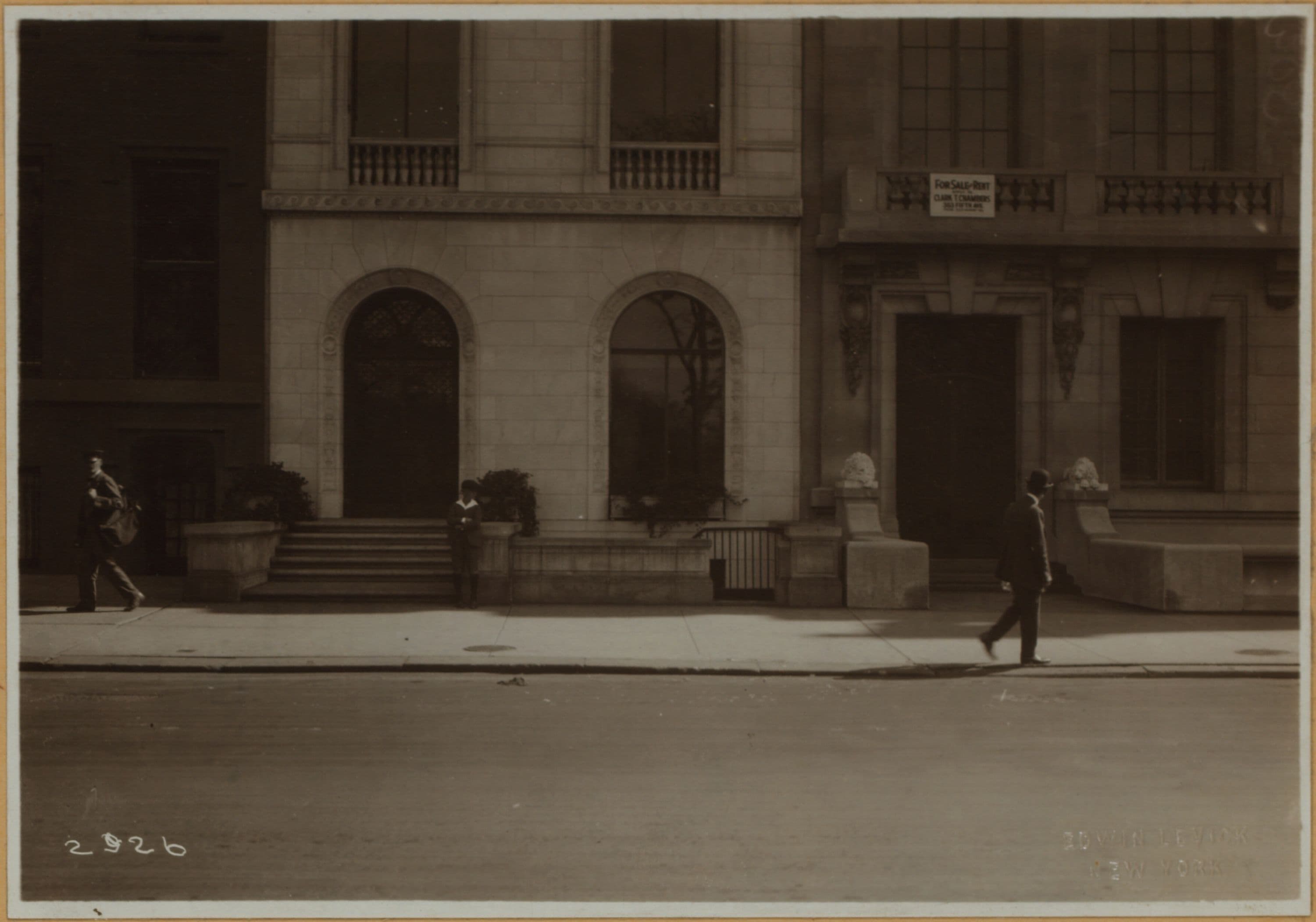 Manhattan: 5th Avenue - Between 64th and 65th Streets