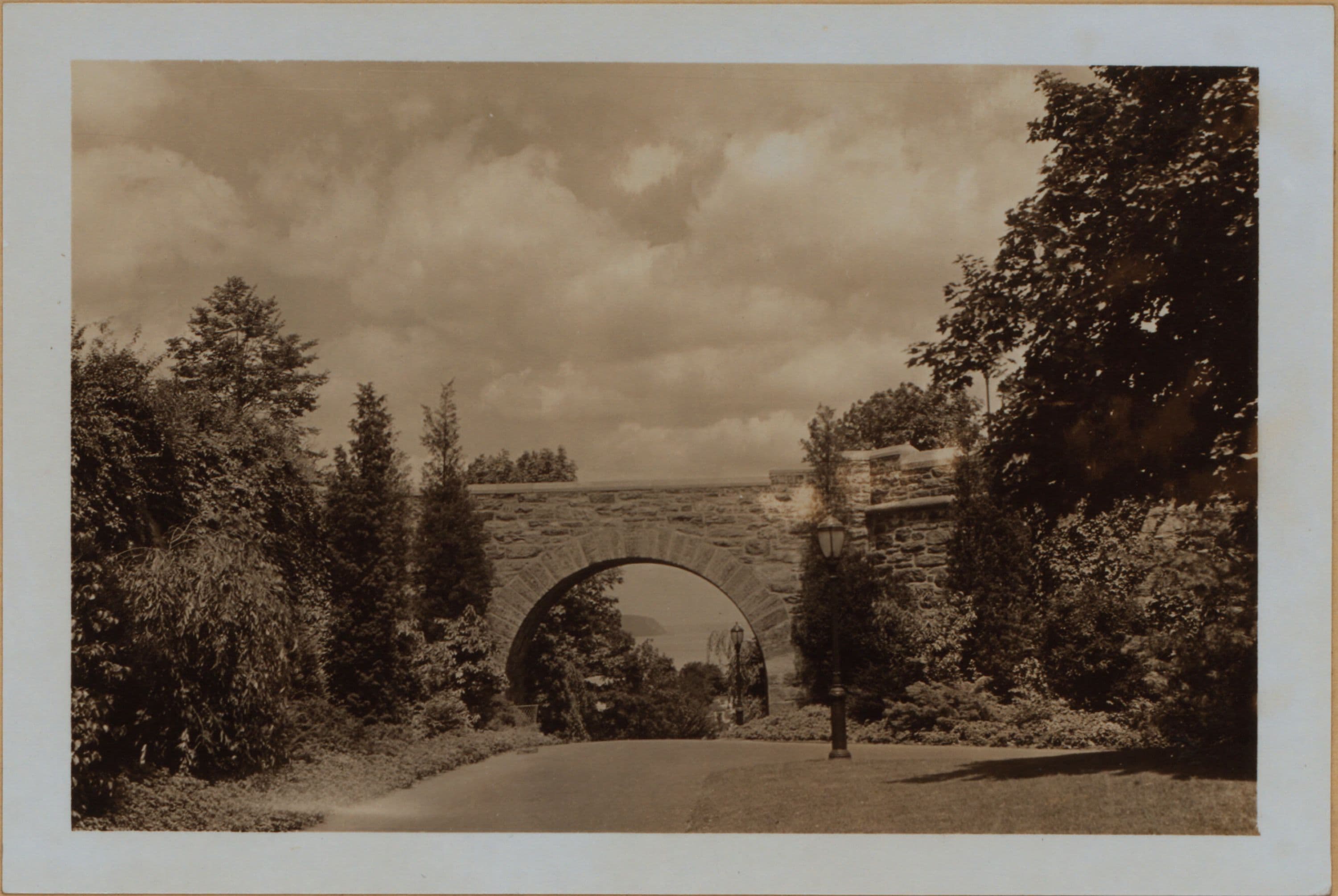 Manhattan: Fort Tryon Park - Small bridge.