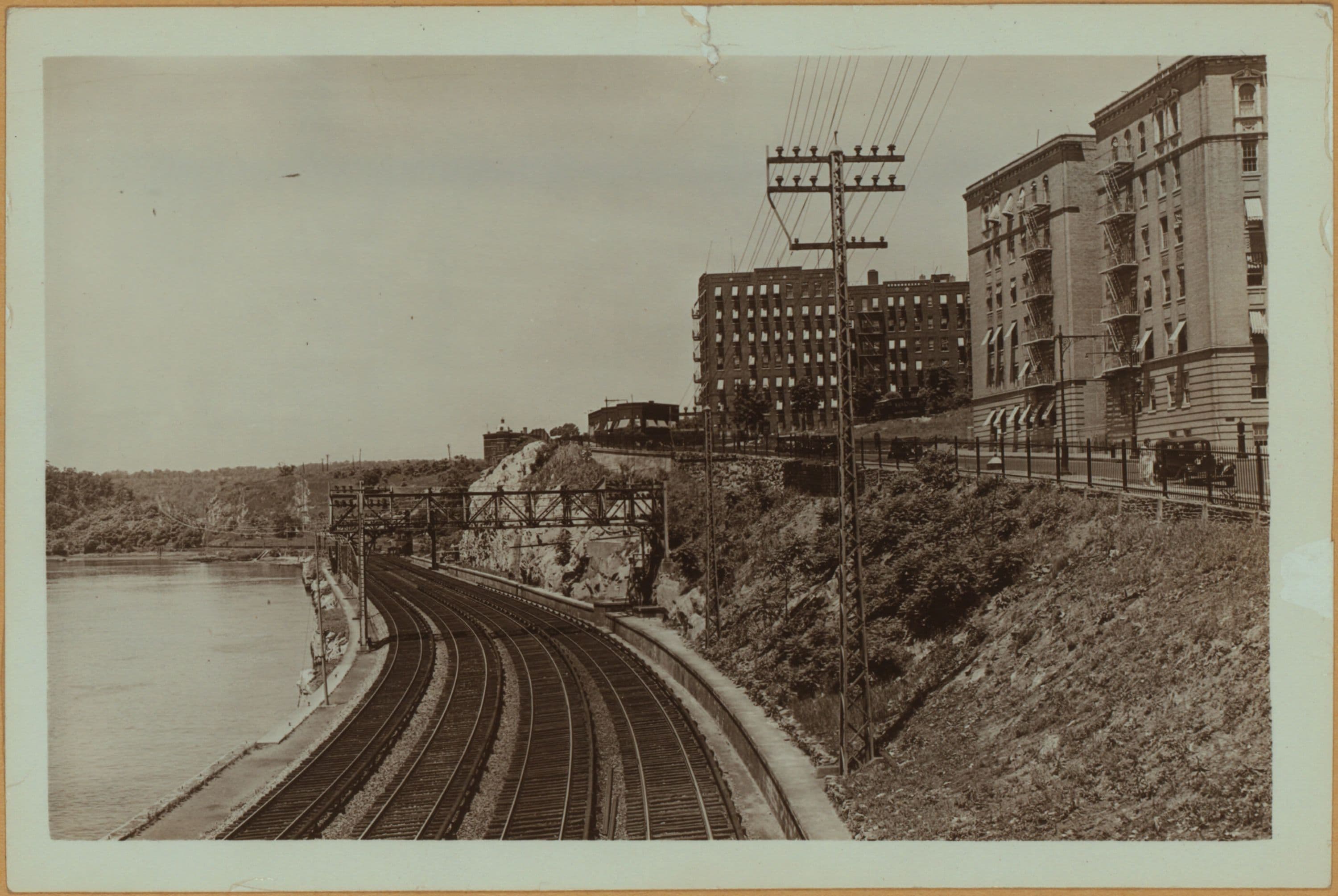 Harlem River - Manhattan - Marble Hill Avenue.