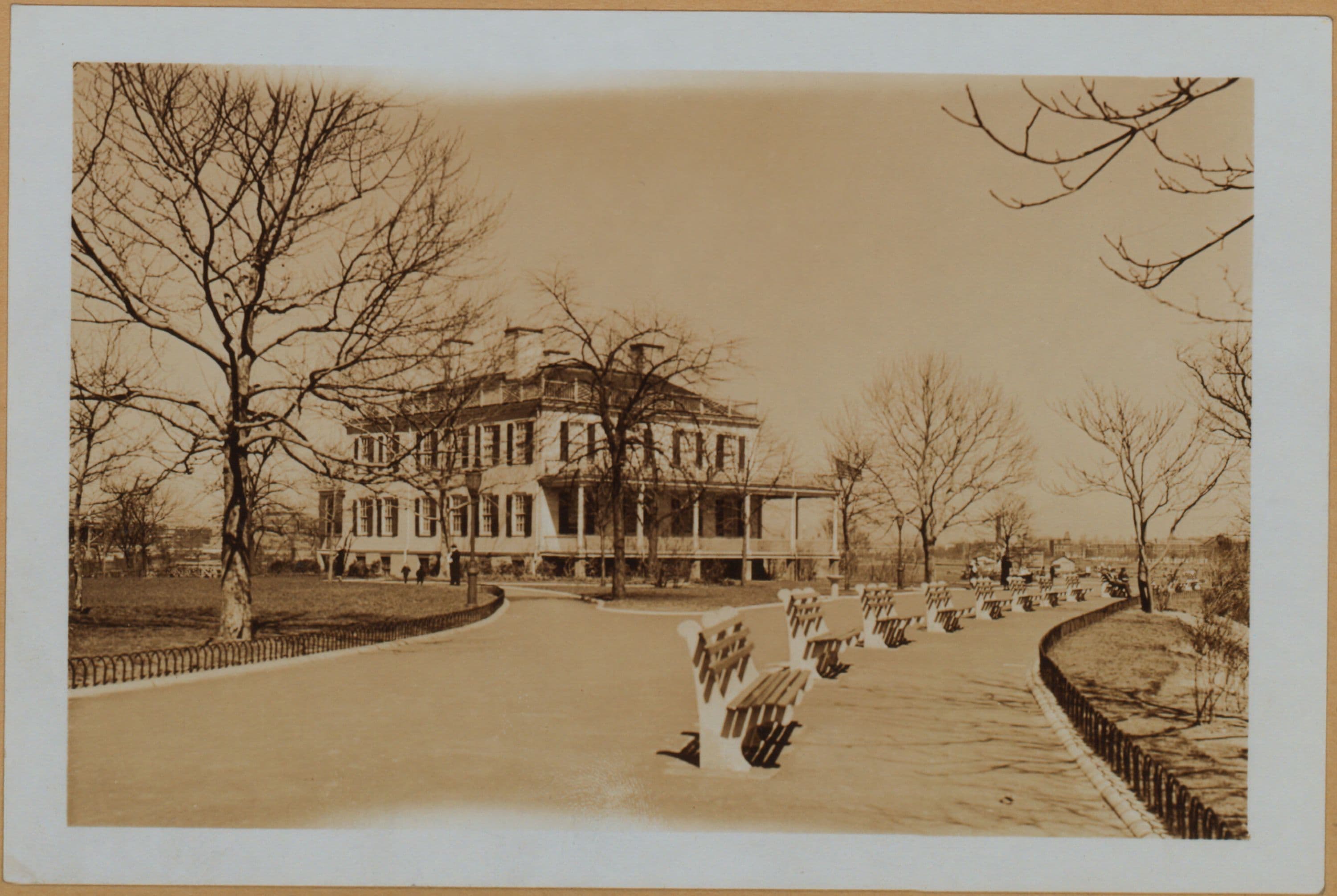 Manhattan: Carl Schurz Park - Gracie Mansion.