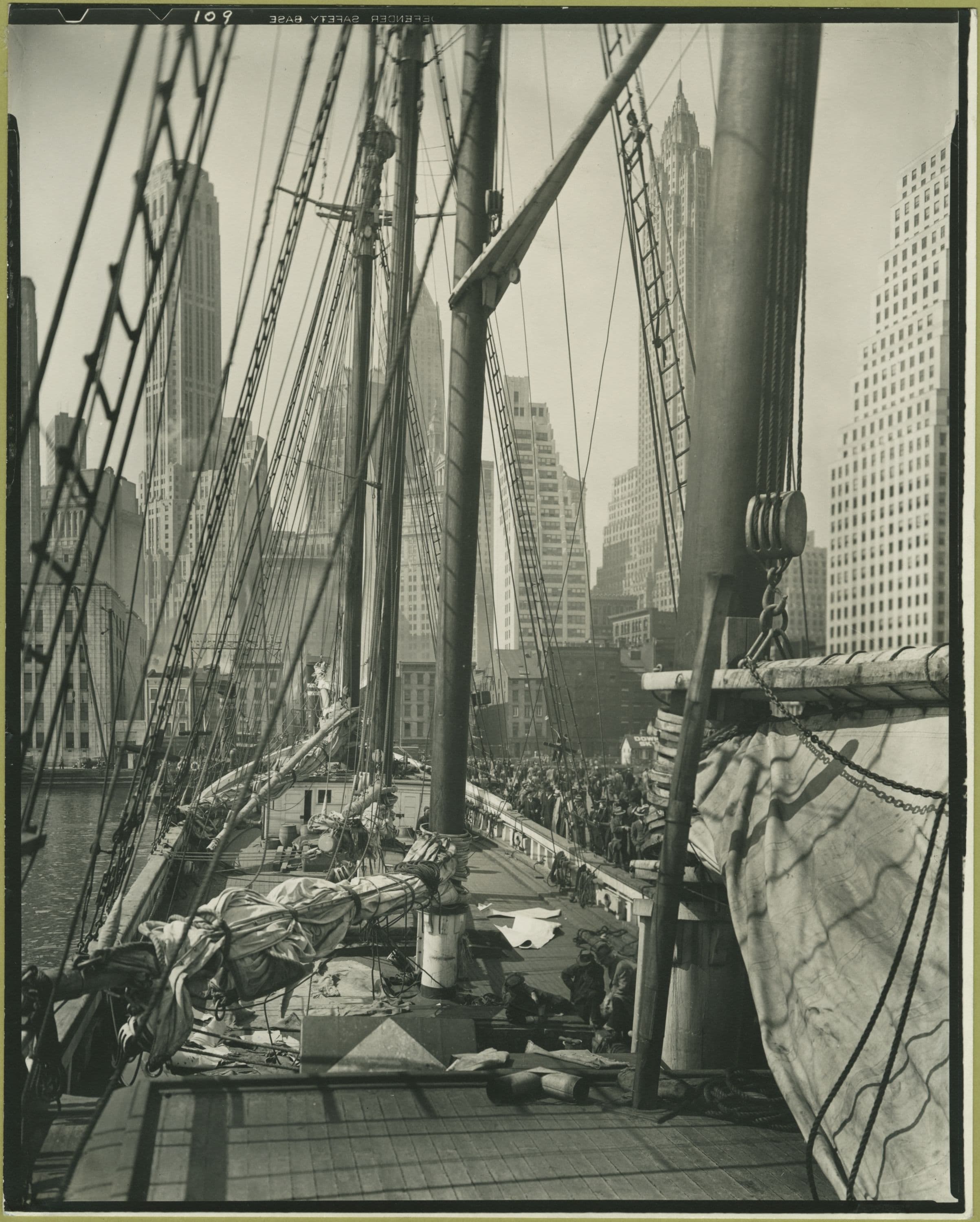 East River - River scenes - Pier 11 - Manhattan.
