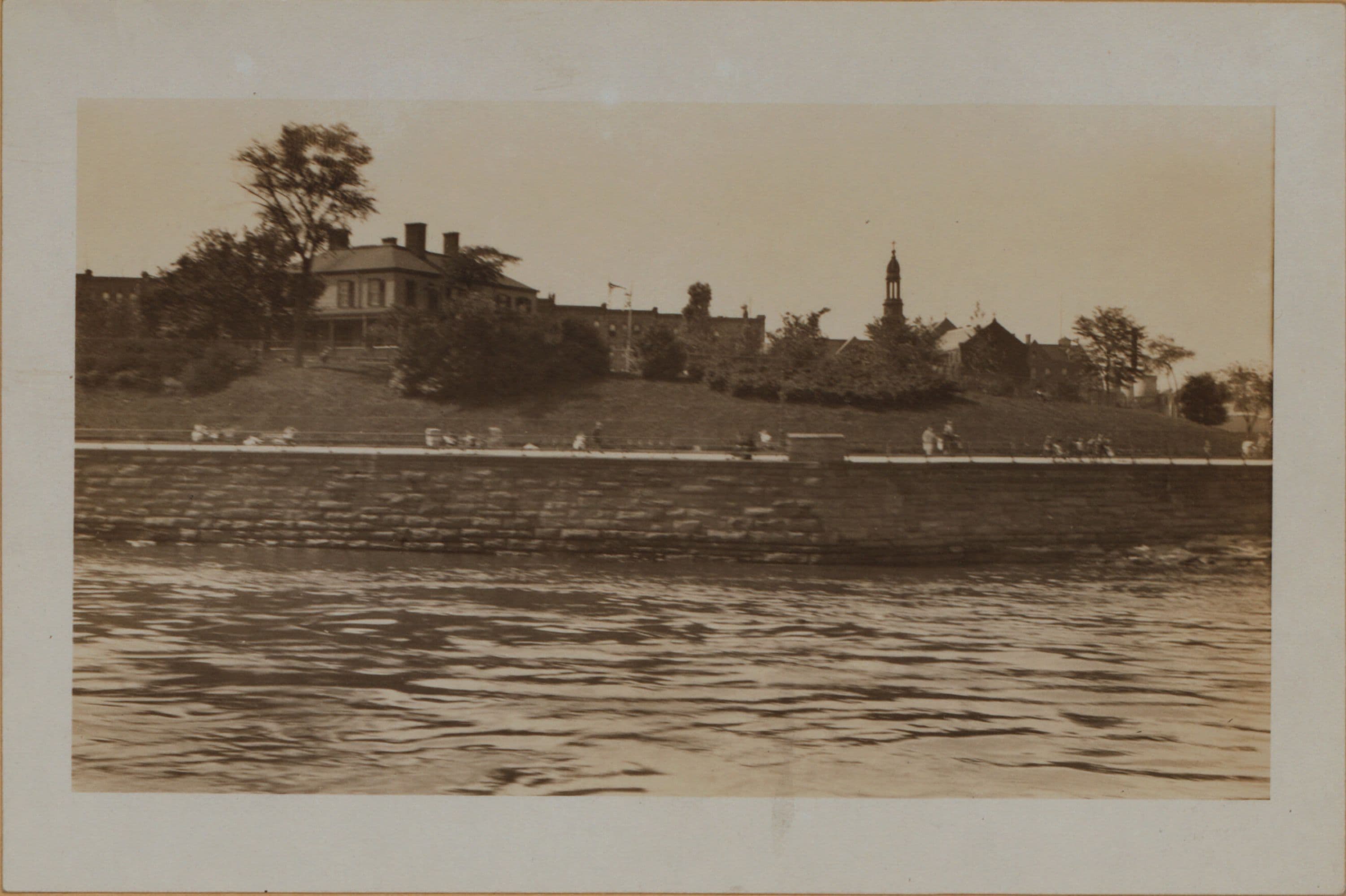 Manhattan: Carl Schurz Park - Gracie Mansion.