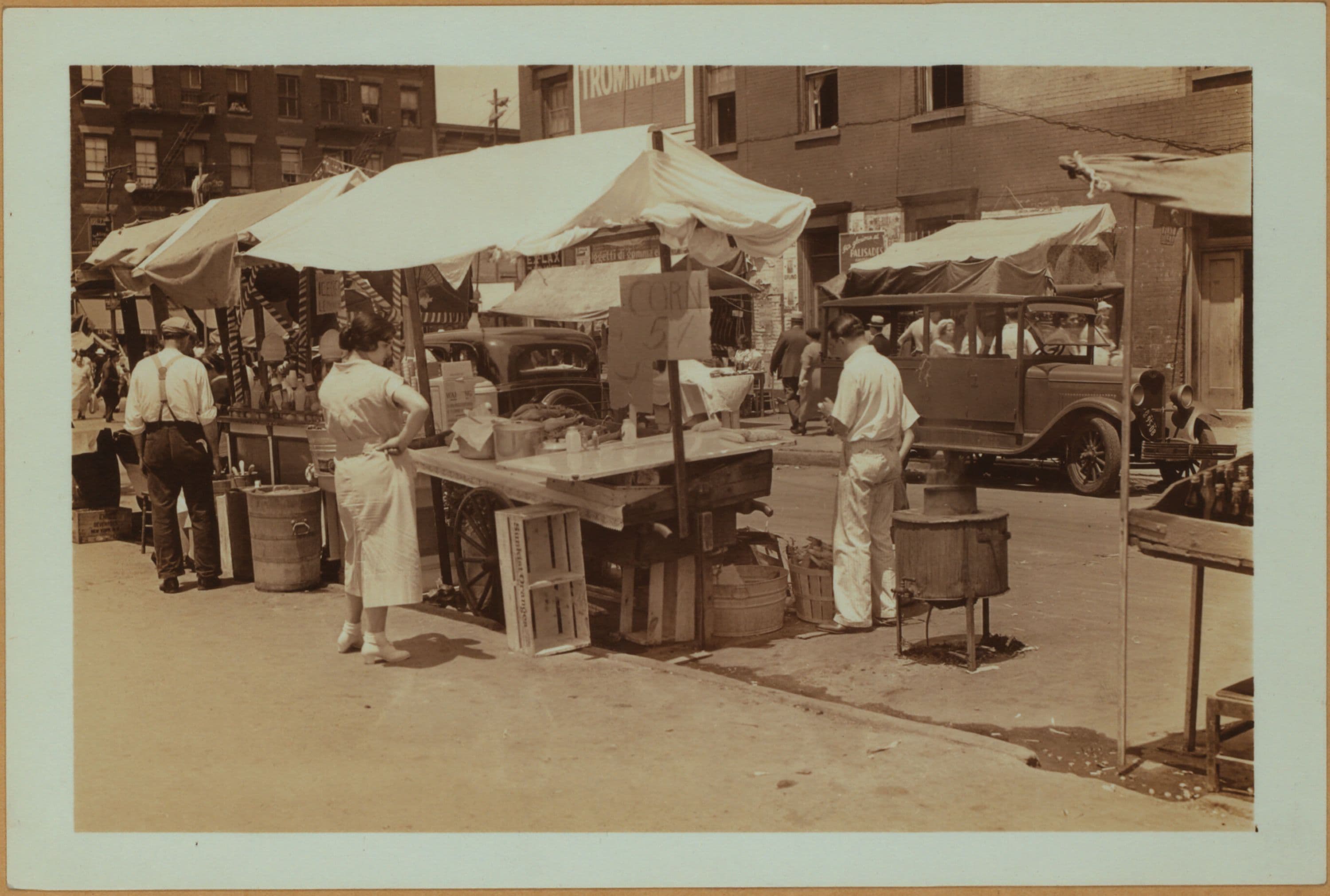 Occupations - Peddlers - Food - Refreshment vendors - Corn on the cob.