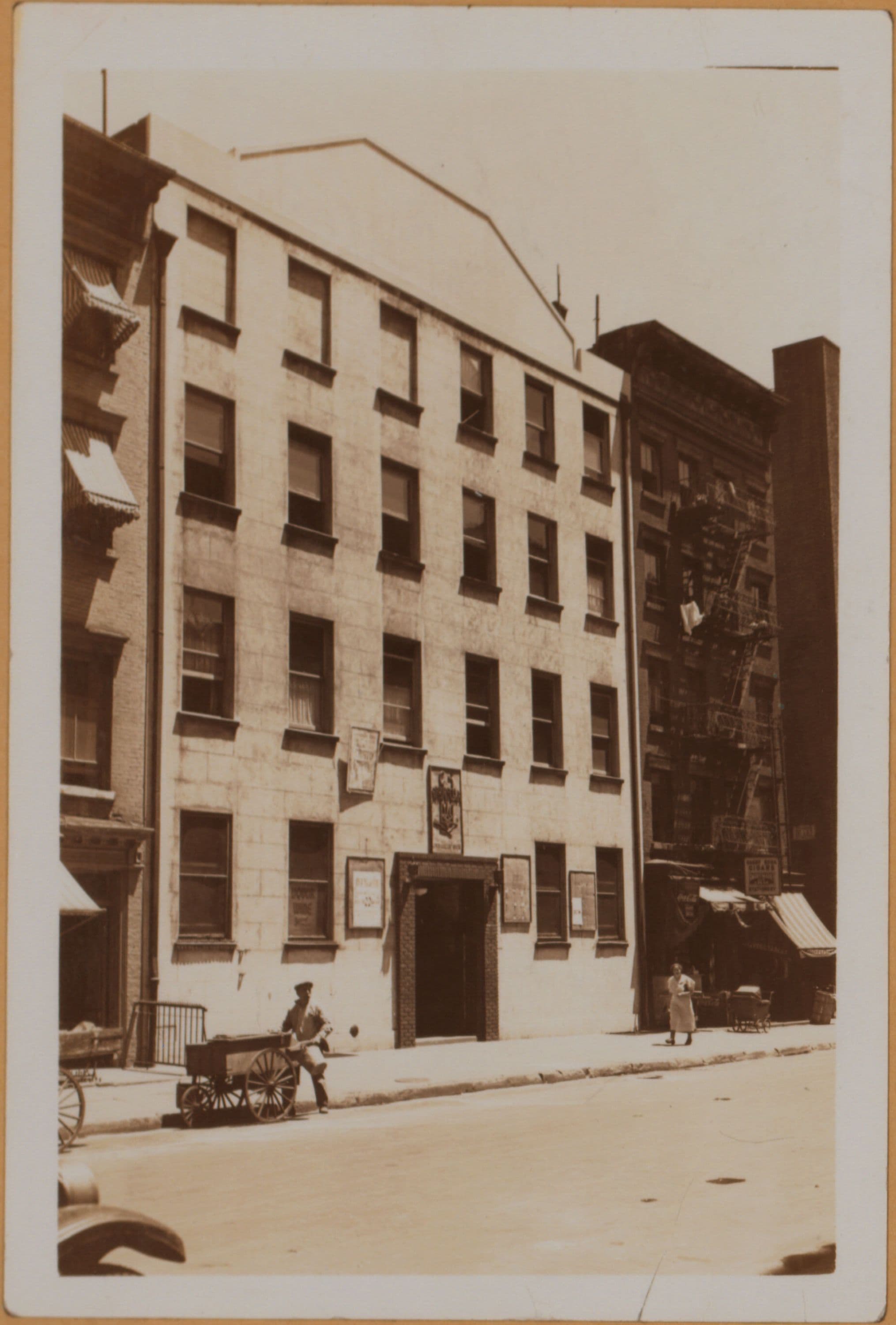 Manhattan: 6th Street - Hall Place
