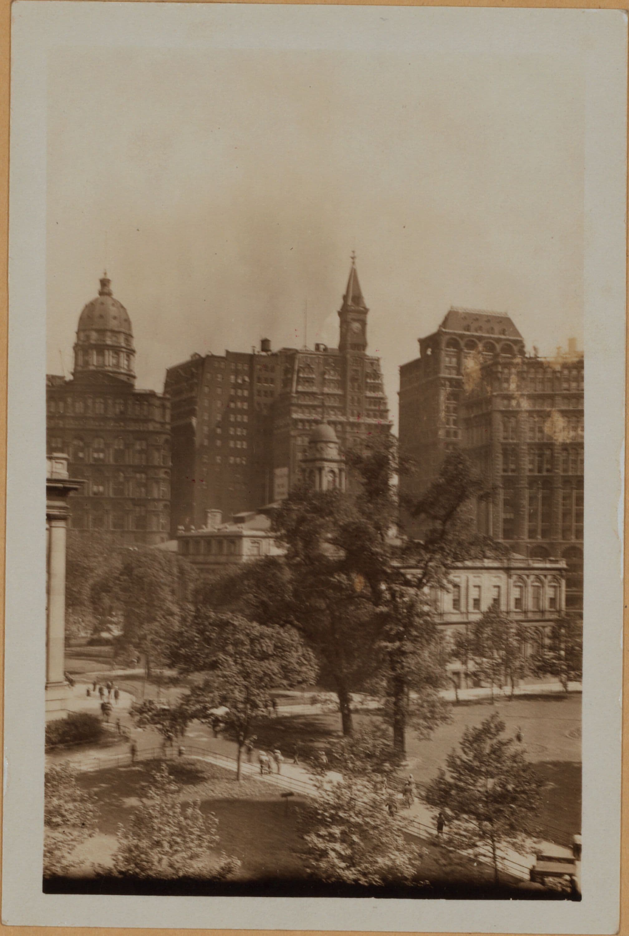 Manhattan: City Hall Park - City Hall; New York County Court House; New York Tribune; Pulitzer Building; "Printing House Square".