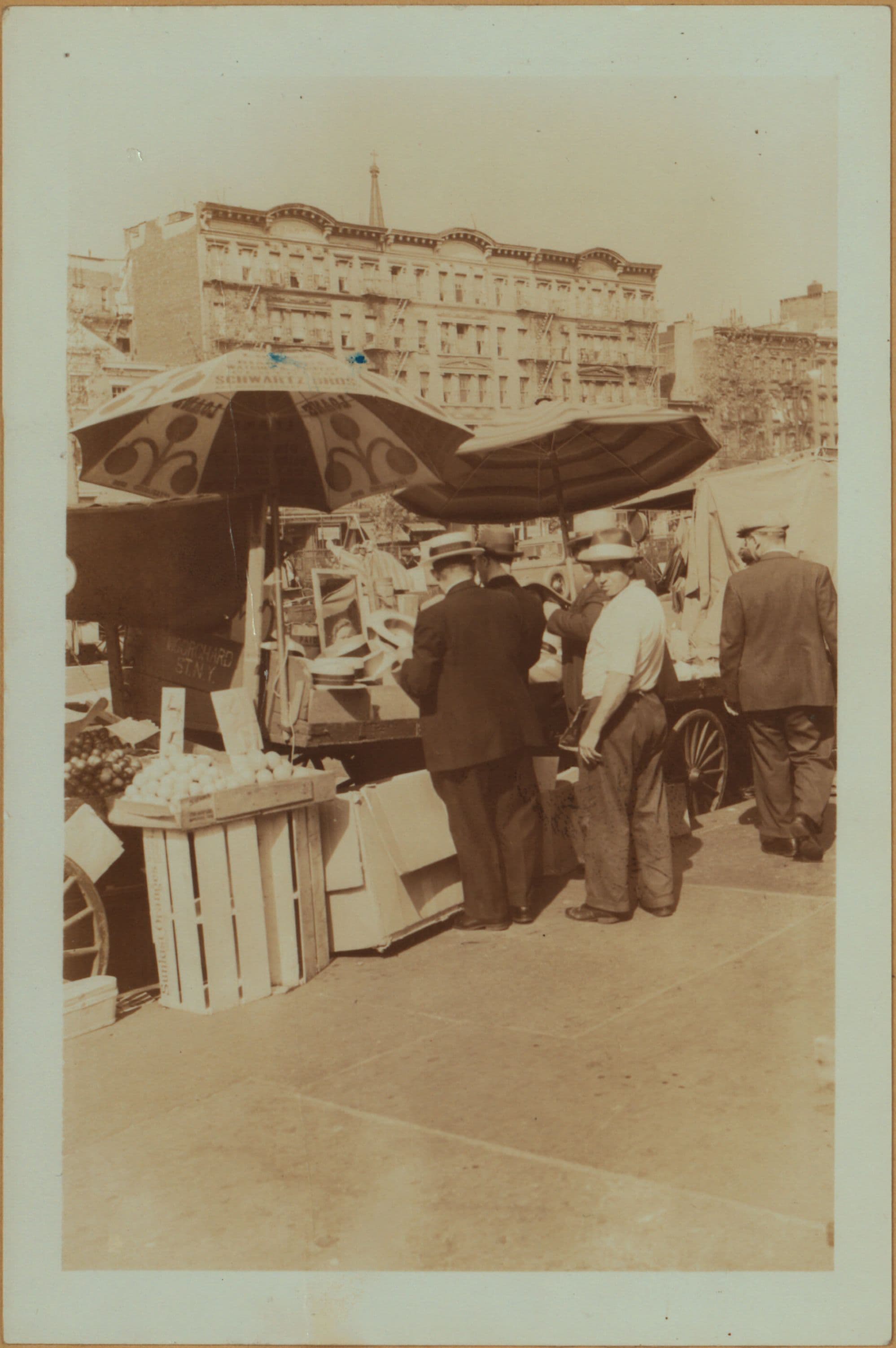 Occupations - Peddlers - Clothing - Hats and caps.