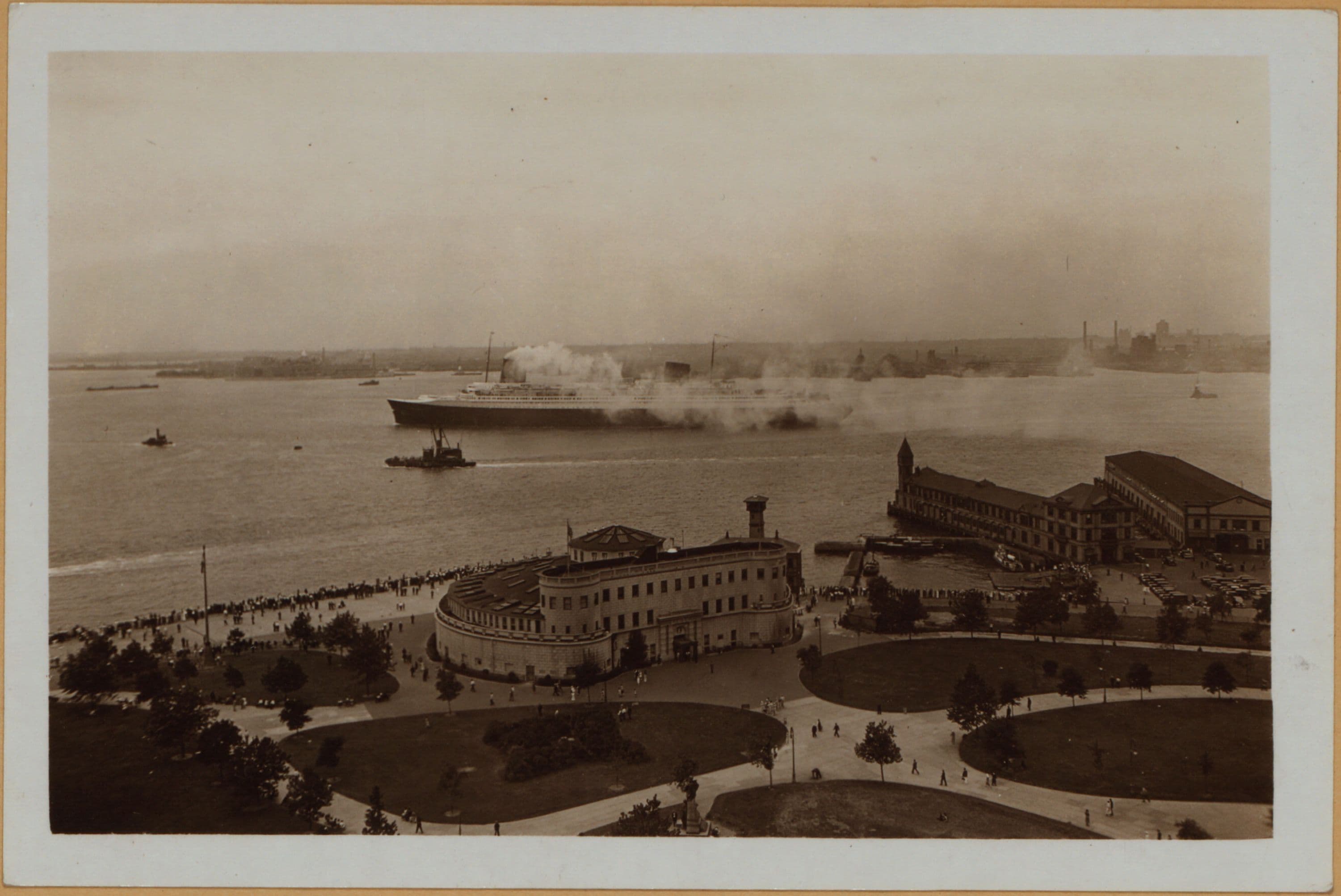 Manhattan: Battery Park - Battery sea wall ; New York Aquarium ; S.S. "Normandie".