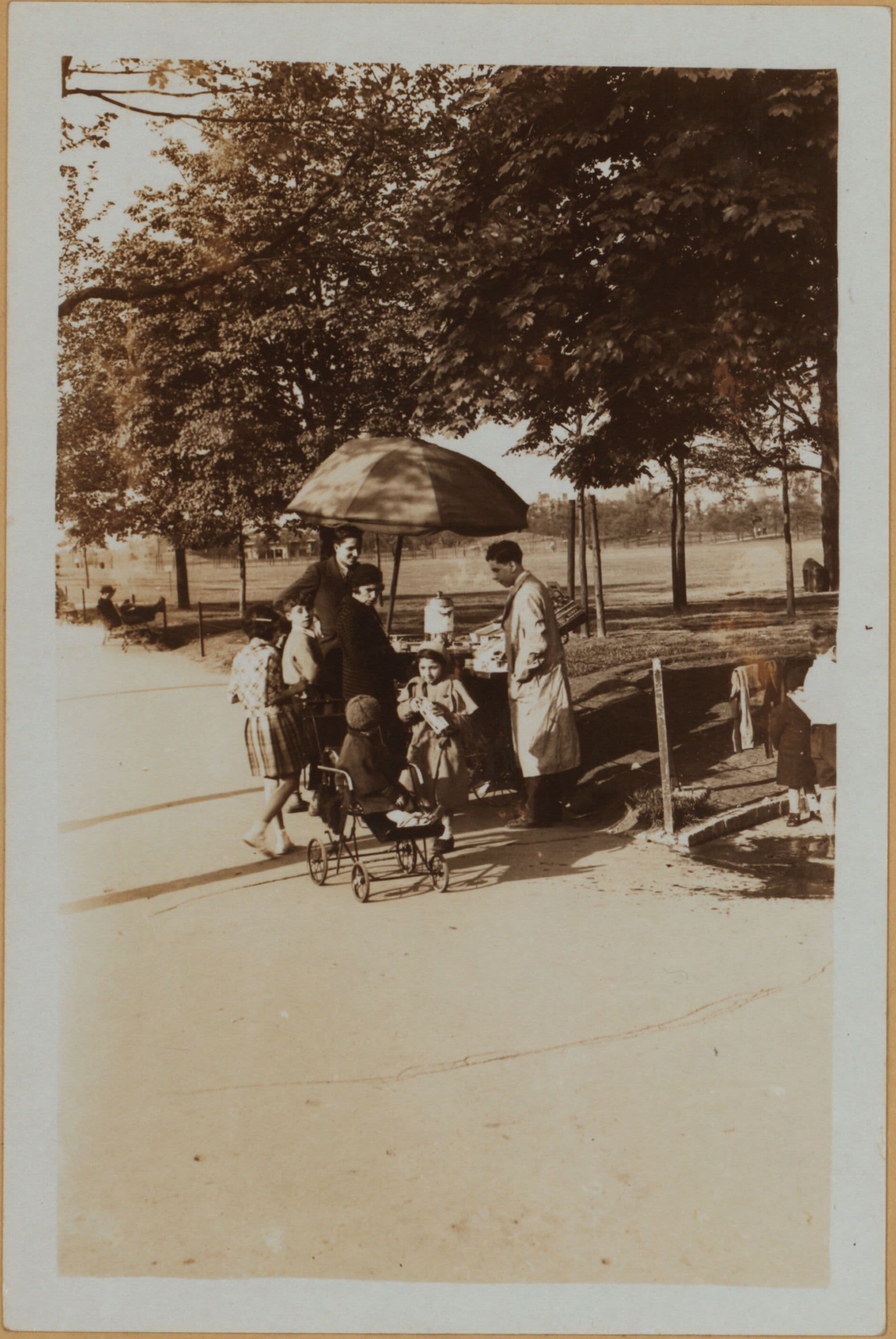 Manhattan: Central Park - Pathways and vendors.