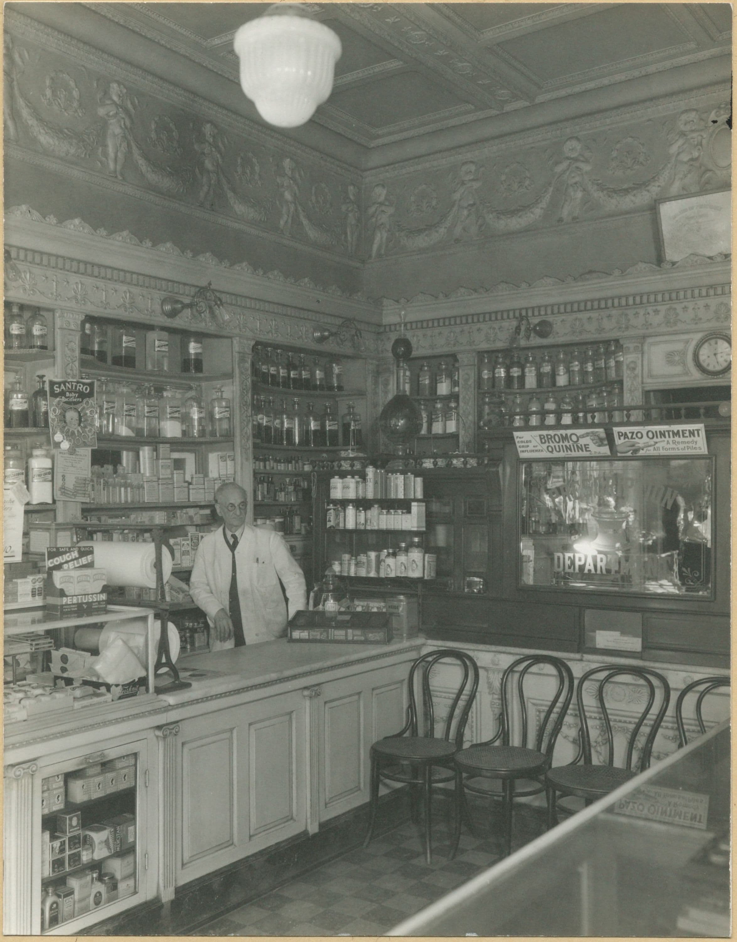 Manhattan: Market Street - Madison Street - Scruton's Pharmacy.
