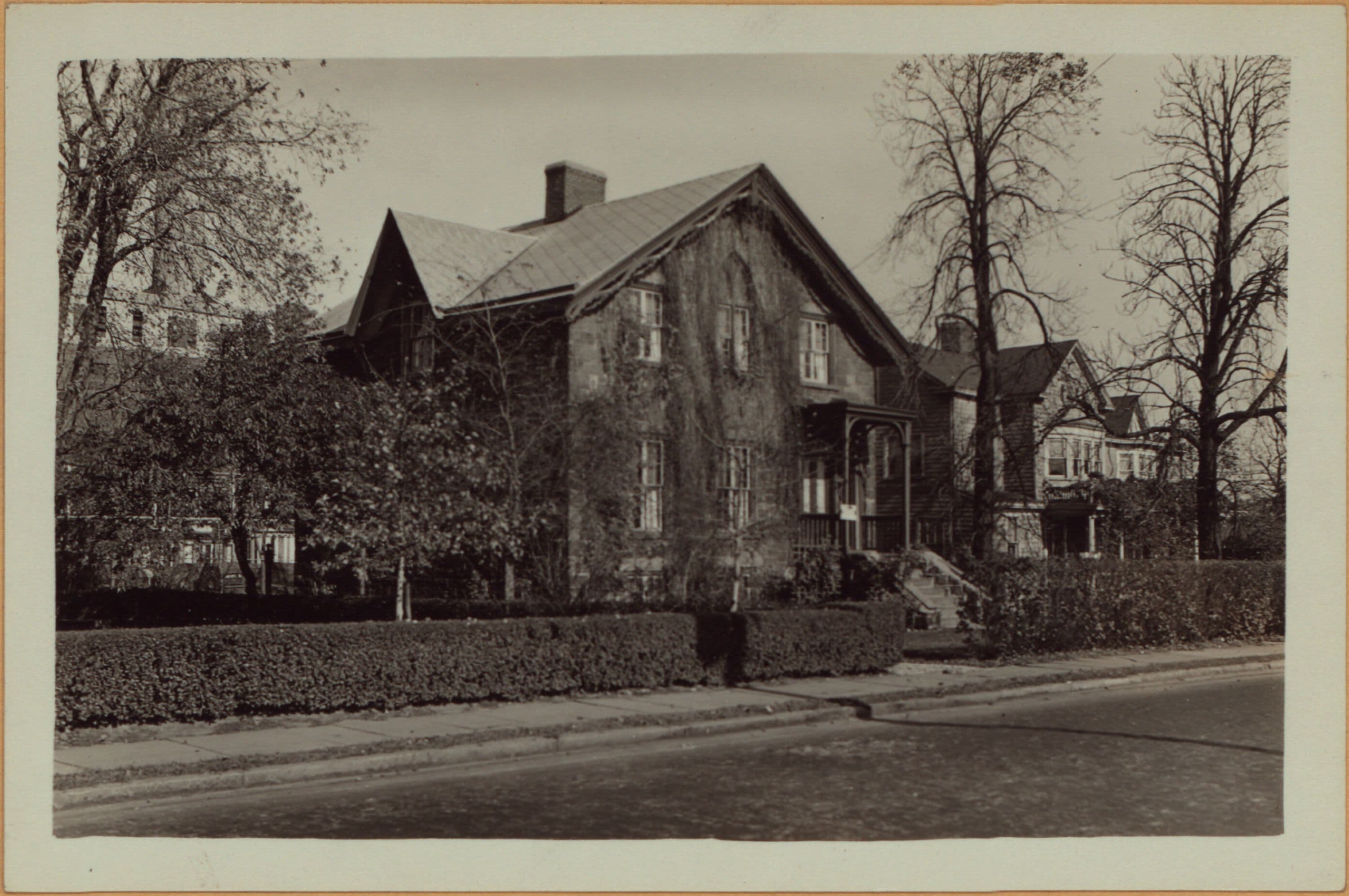 Richmond: Delafield Place - Davis Avenue