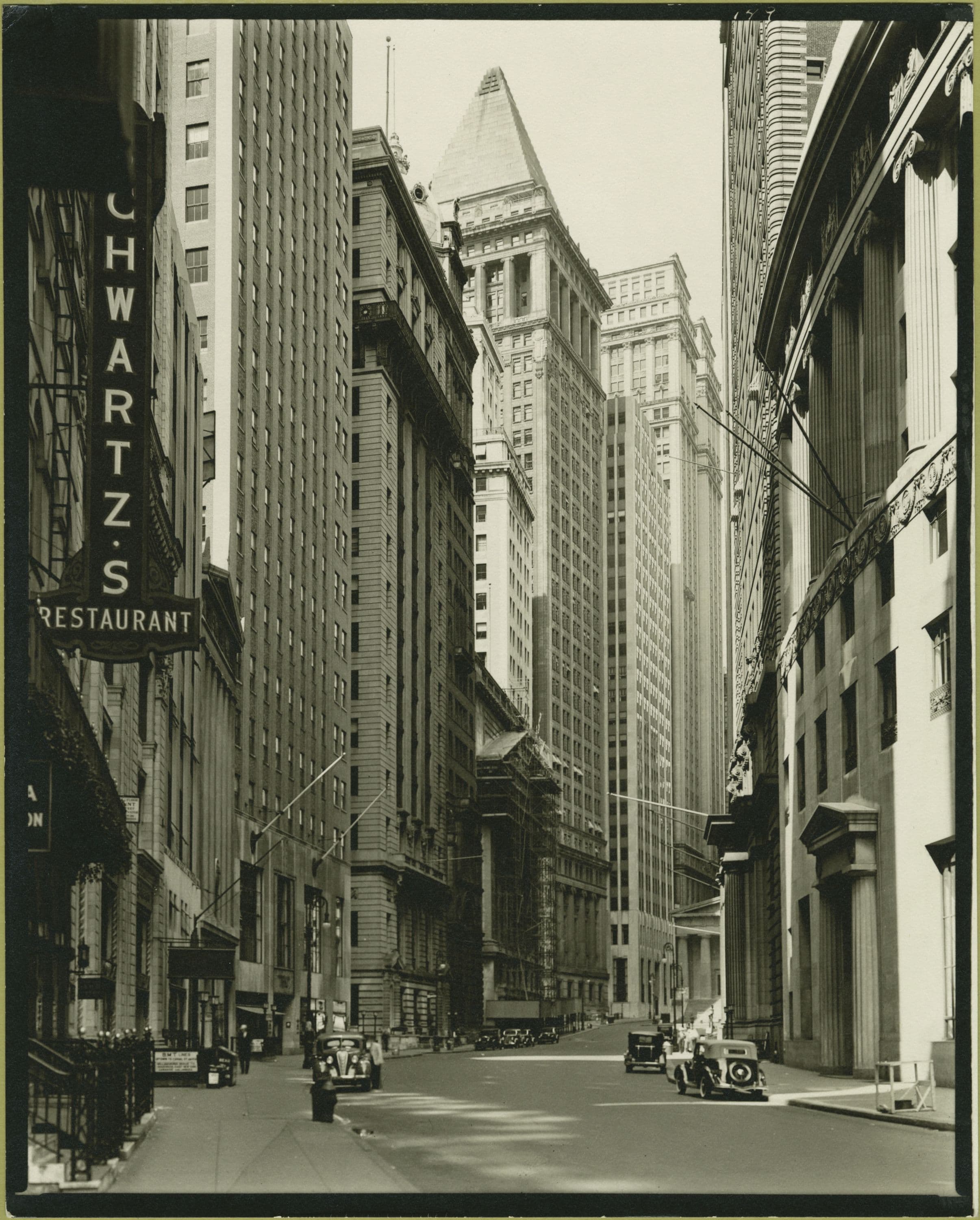 Manhattan: Broad Street - Wall Street.