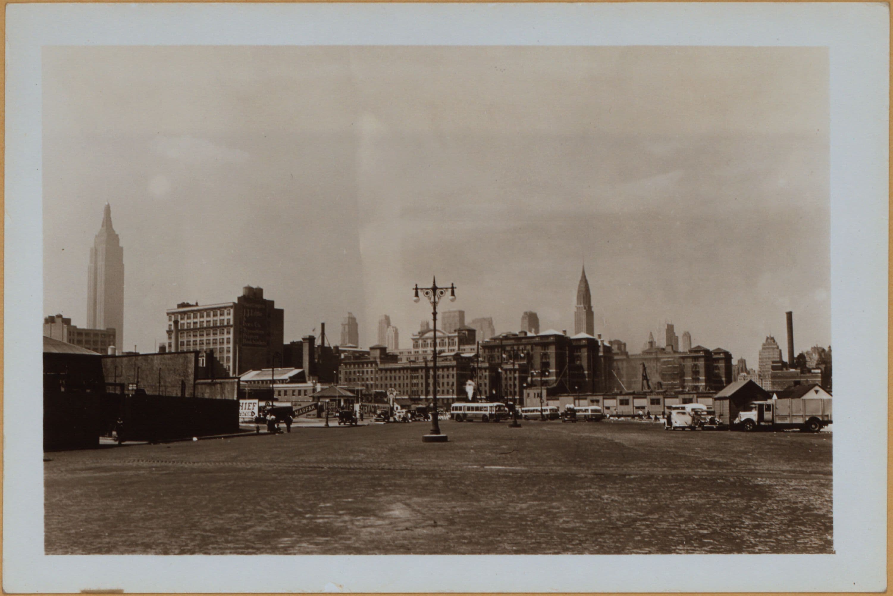 Manhattan: Exterior Street - 21st Street (East)
