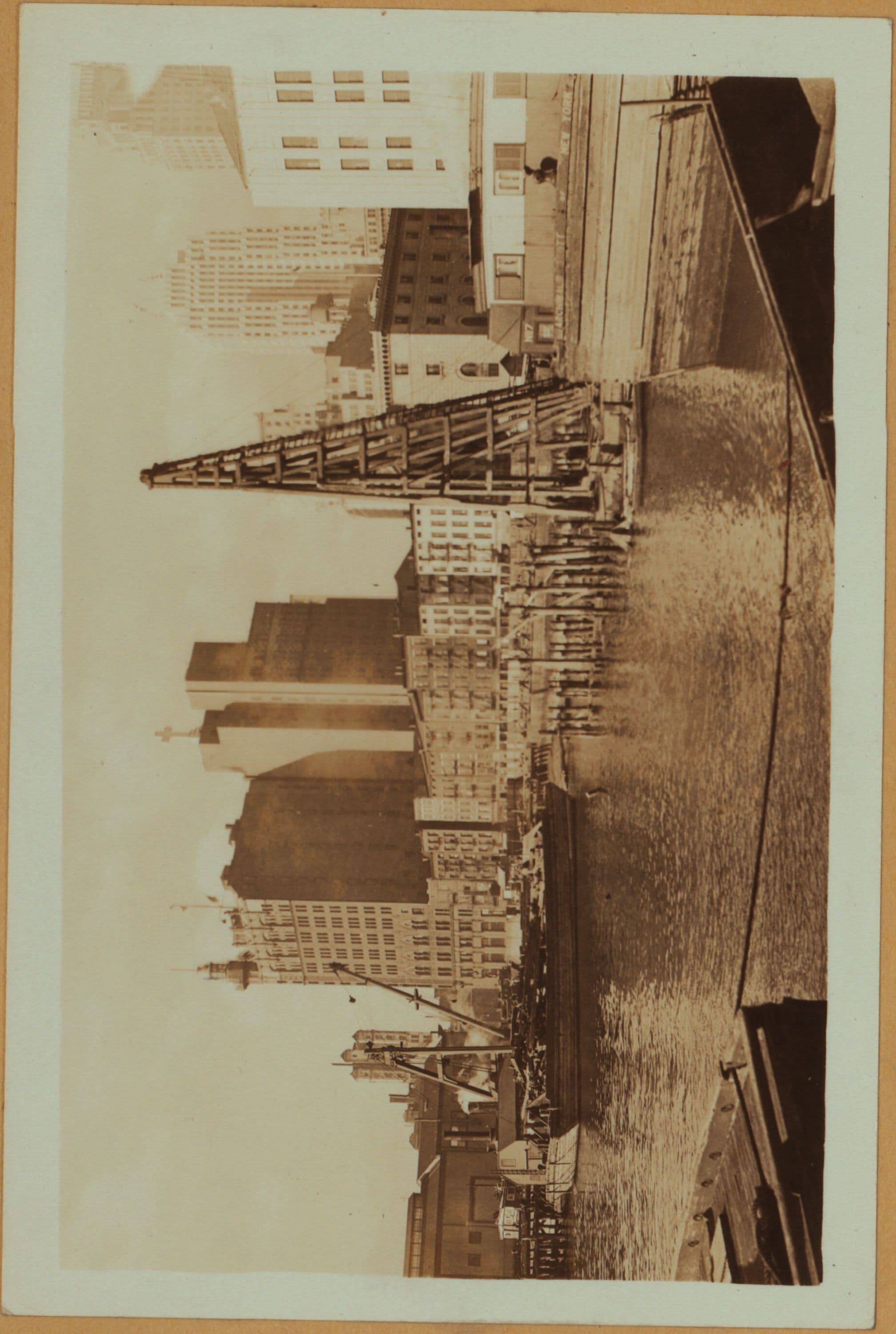 East River - shore and skyline ; South ferry ; Williamsburg bridge.